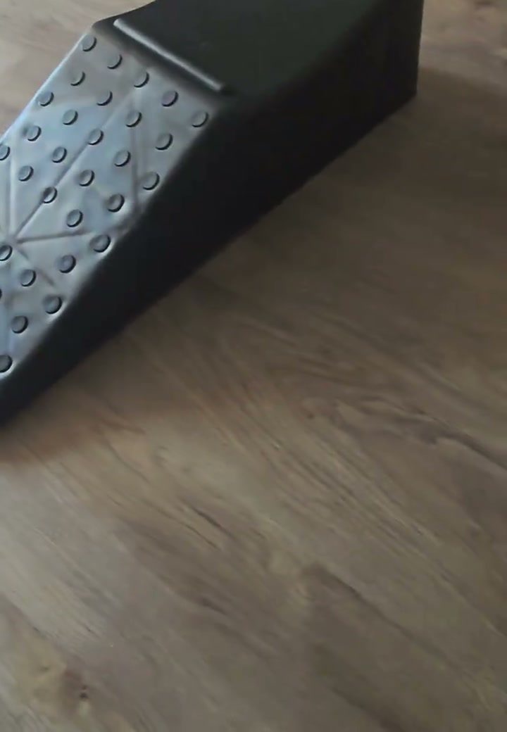 Close-up of the NoScoot zigzag base on a TruRamp scoop ramp